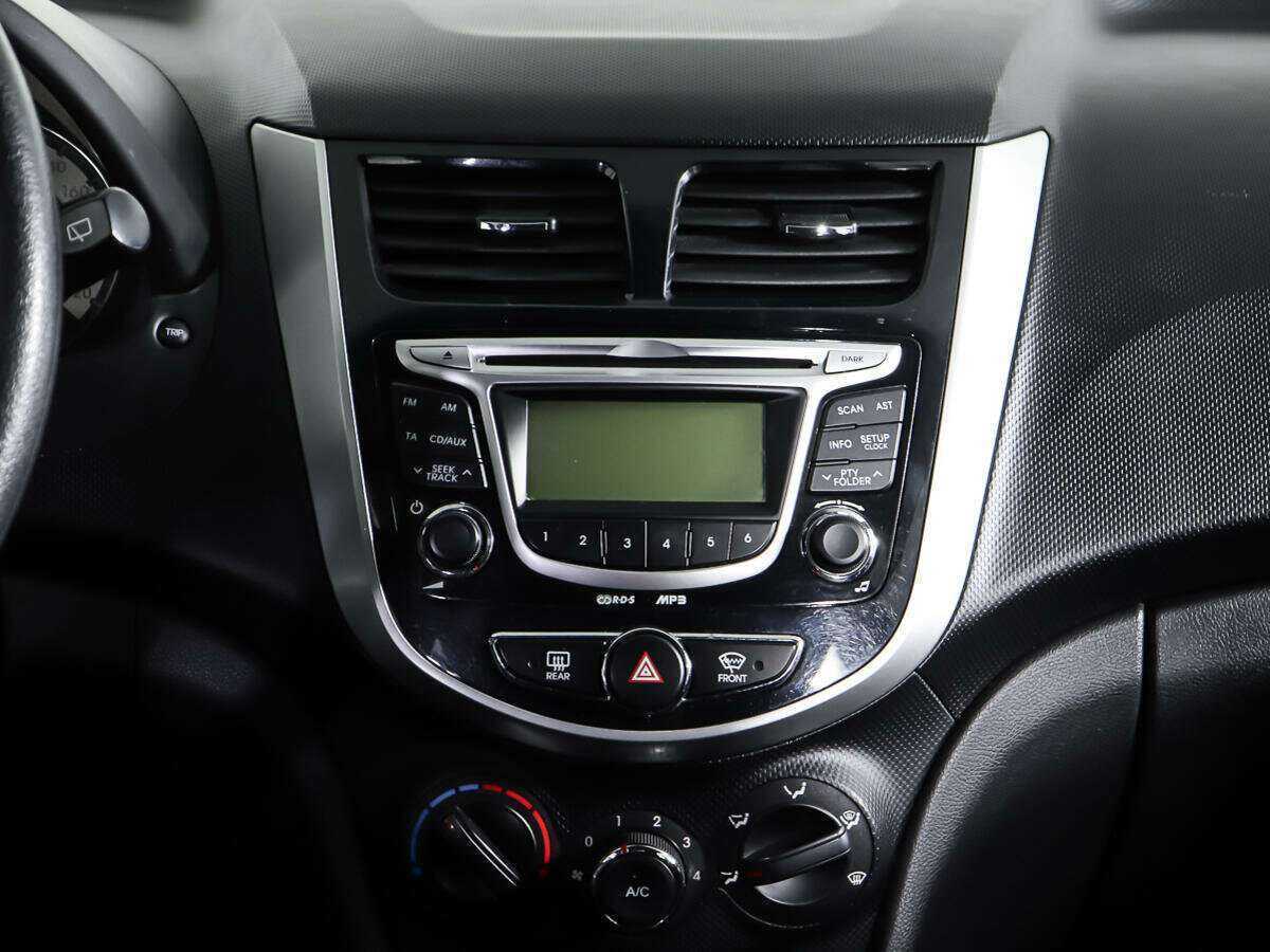 Hyundai Solaris с пробегом — 2012 год. Фото: #11