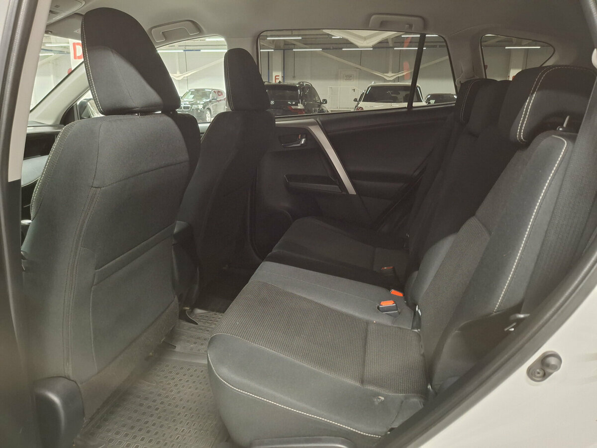 Toyota RAV4 с пробегом — 2016 год. Фото: #11