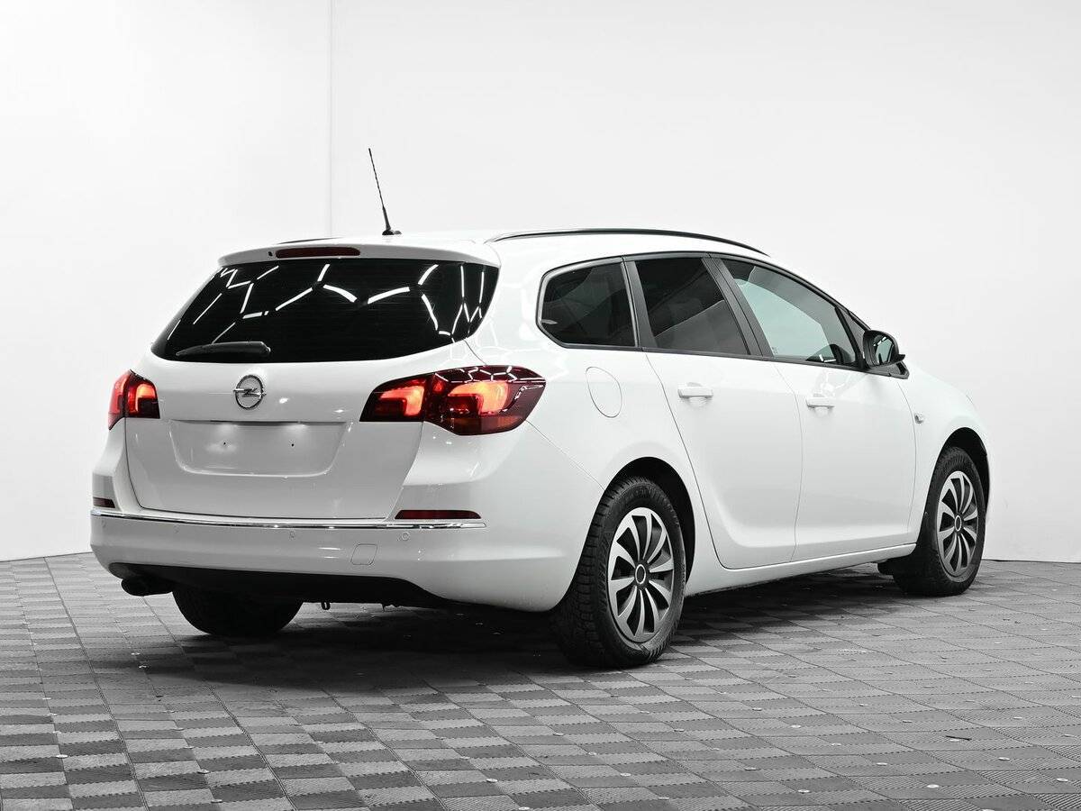 Opel Astra с пробегом — 2012 год. Фото: #3