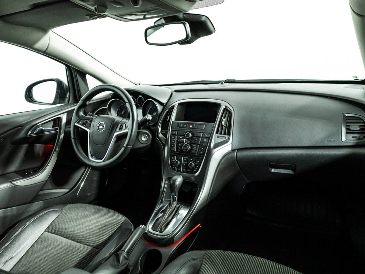 Opel Astra с пробегом — 2012 год. Фото: #8