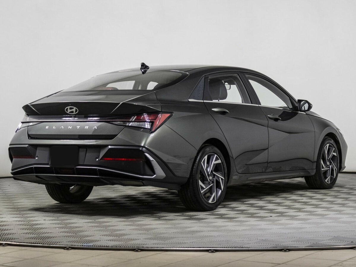 Hyundai Elantra с пробегом — 2023 год. Фото: #3