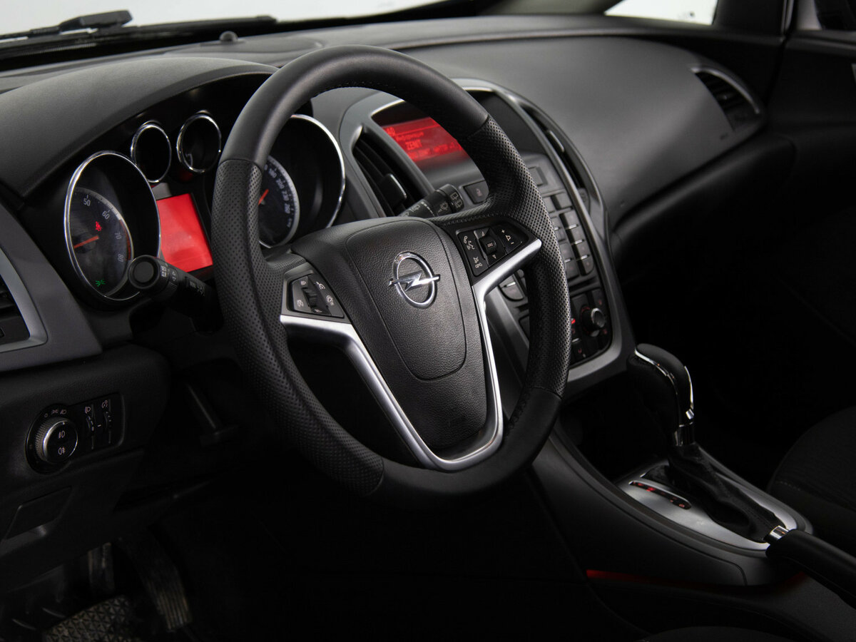Opel Astra с пробегом — 2012 год. Фото: #13
