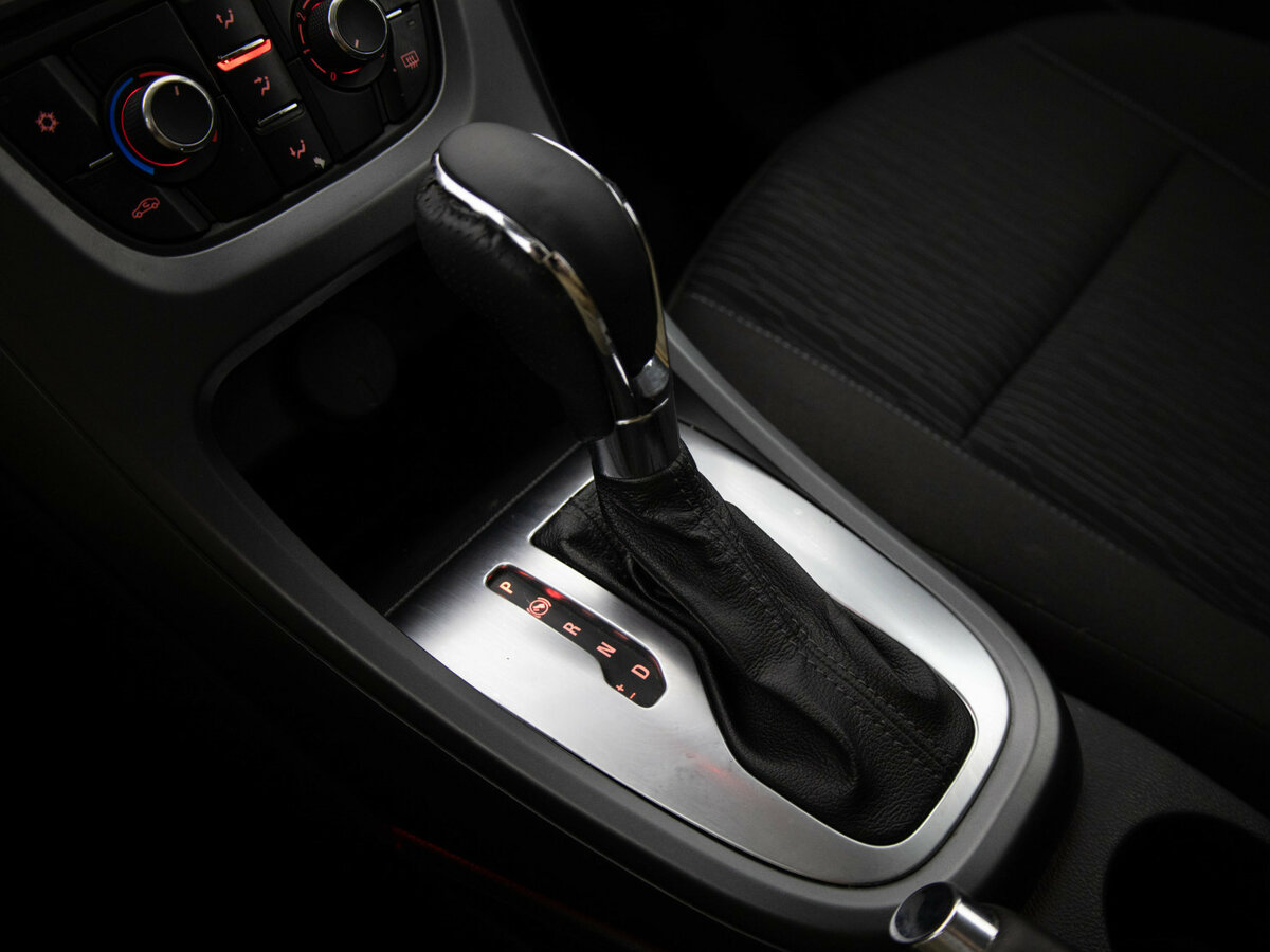 Opel Astra с пробегом — 2012 год. Фото: #7