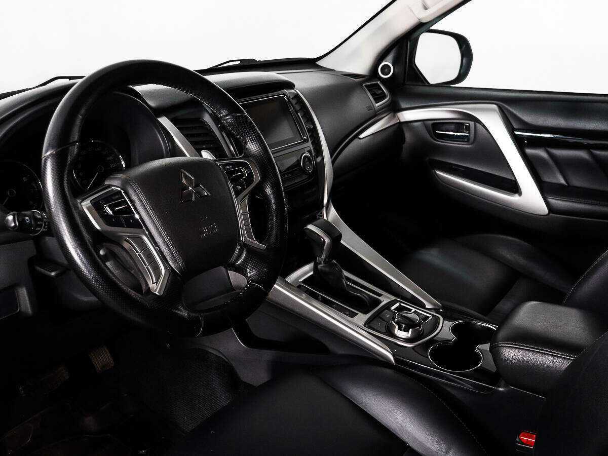 Mitsubishi Pajero Sport с пробегом — 2016 год. Фото: #7