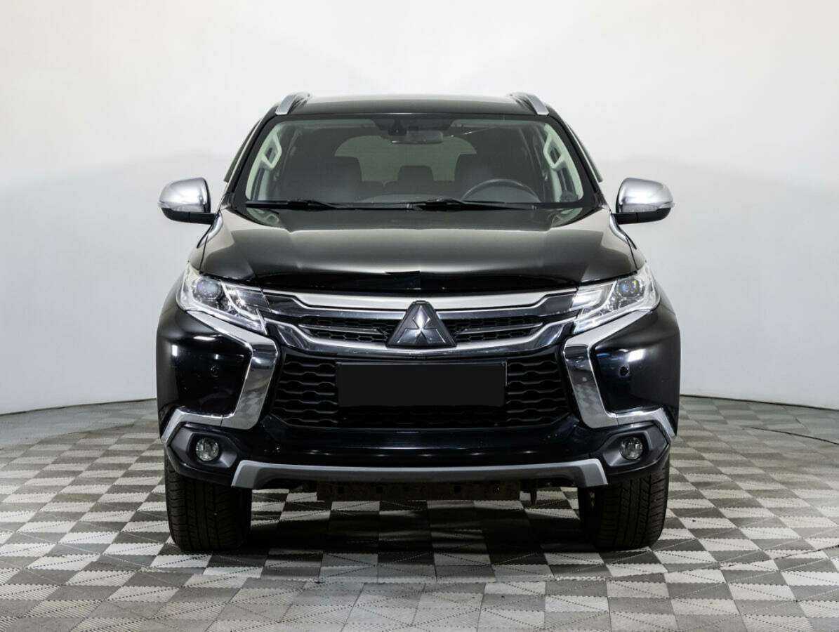 Mitsubishi Pajero Sport с пробегом — 2017 год. Фото: #1