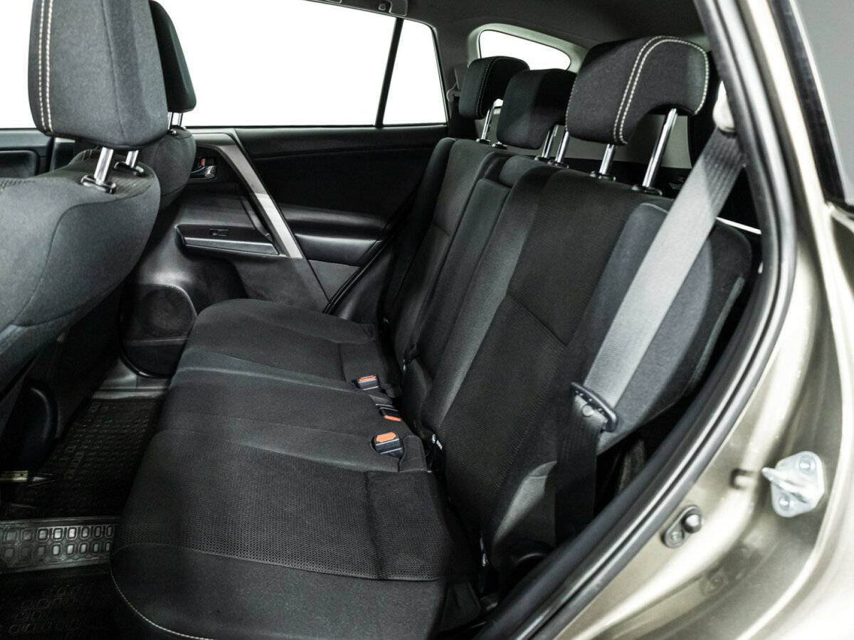 Toyota RAV4 с пробегом — 2017 год. Фото: #9