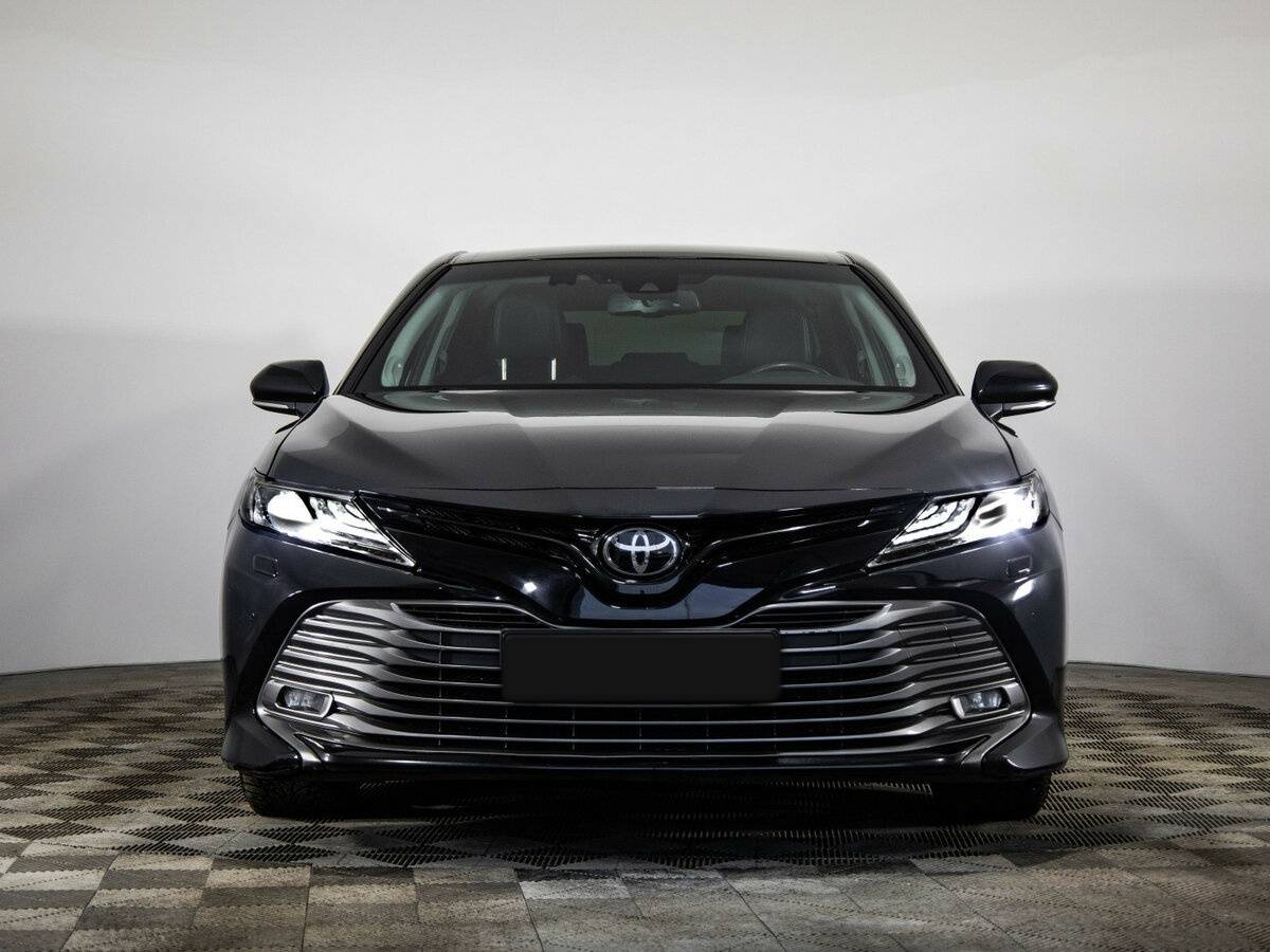 Toyota Camry с пробегом — 2018 год. Фото: #1