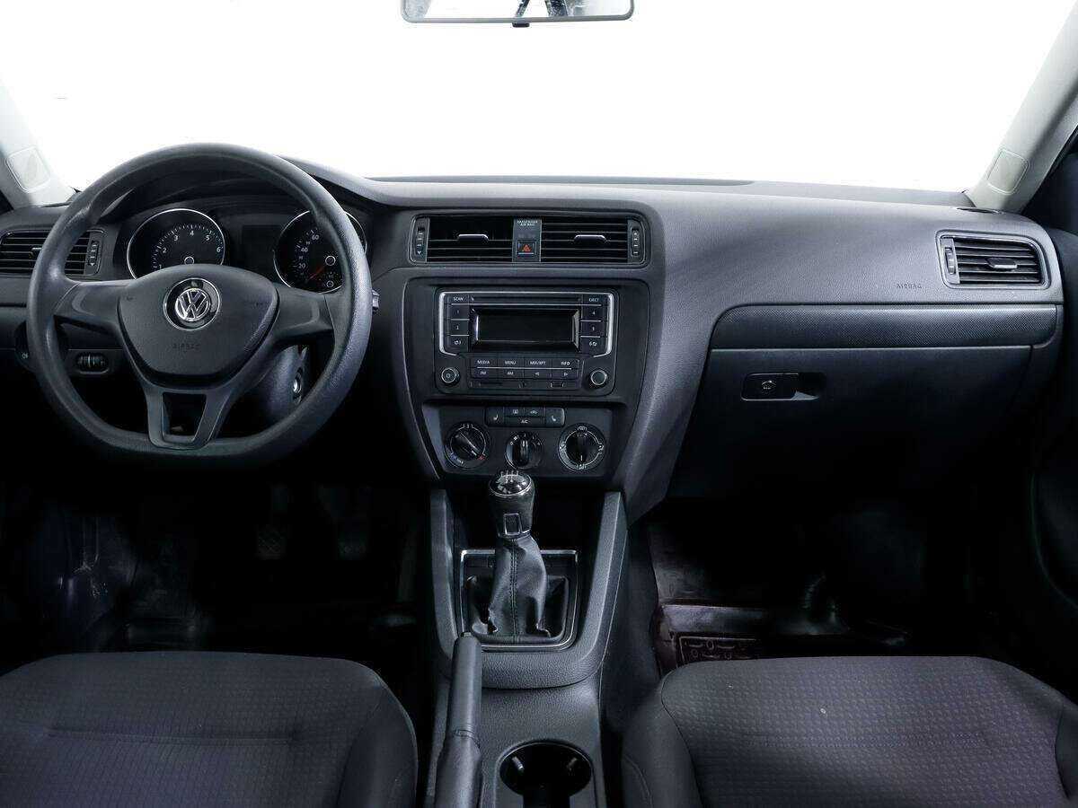 Volkswagen Jetta с пробегом — 2015 год. Фото: #9