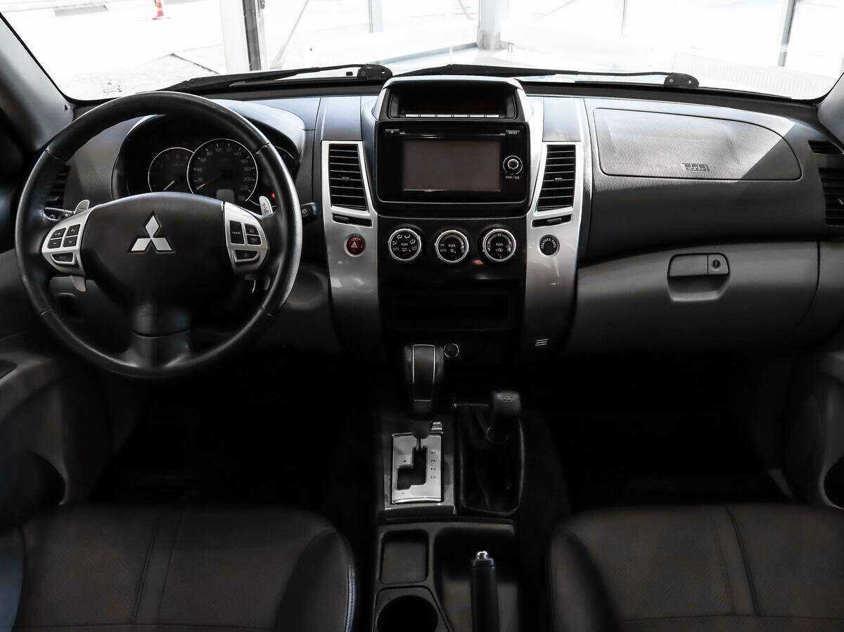 Mitsubishi Pajero Sport с пробегом — 2015 год. Фото: #12
