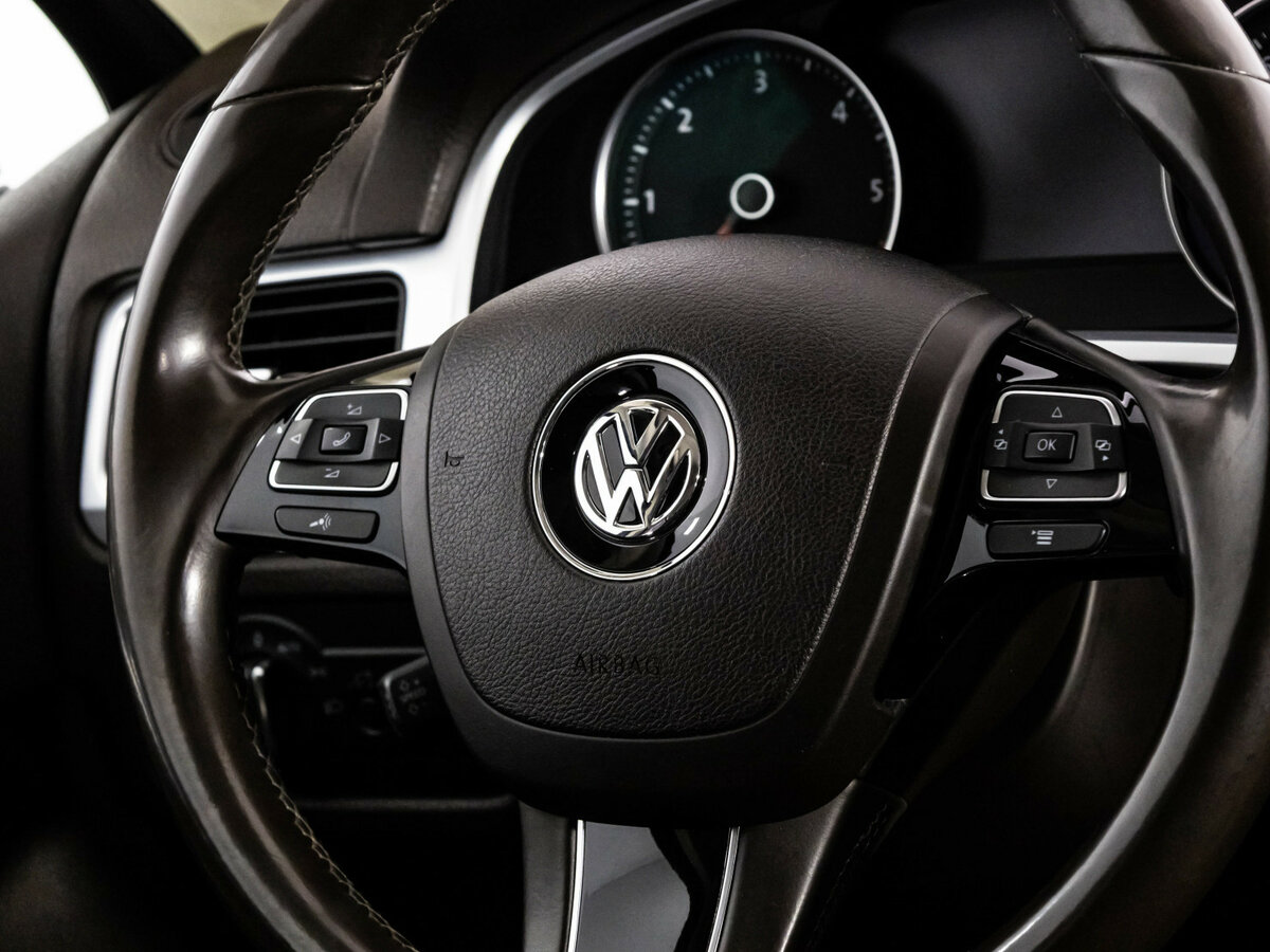 Volkswagen Touareg с пробегом — 2012 год. Фото: #8