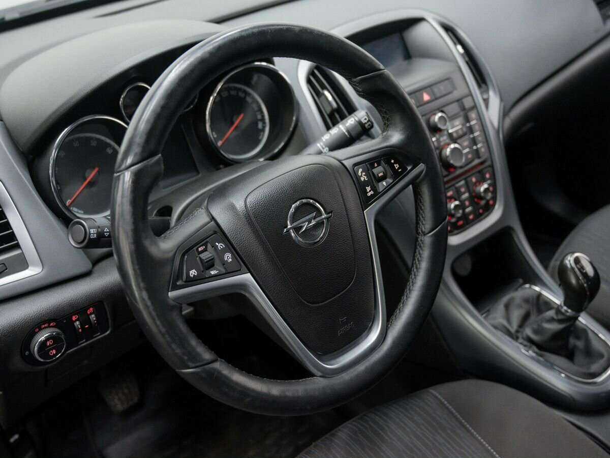 Opel Astra с пробегом — 2013 год. Фото: #13