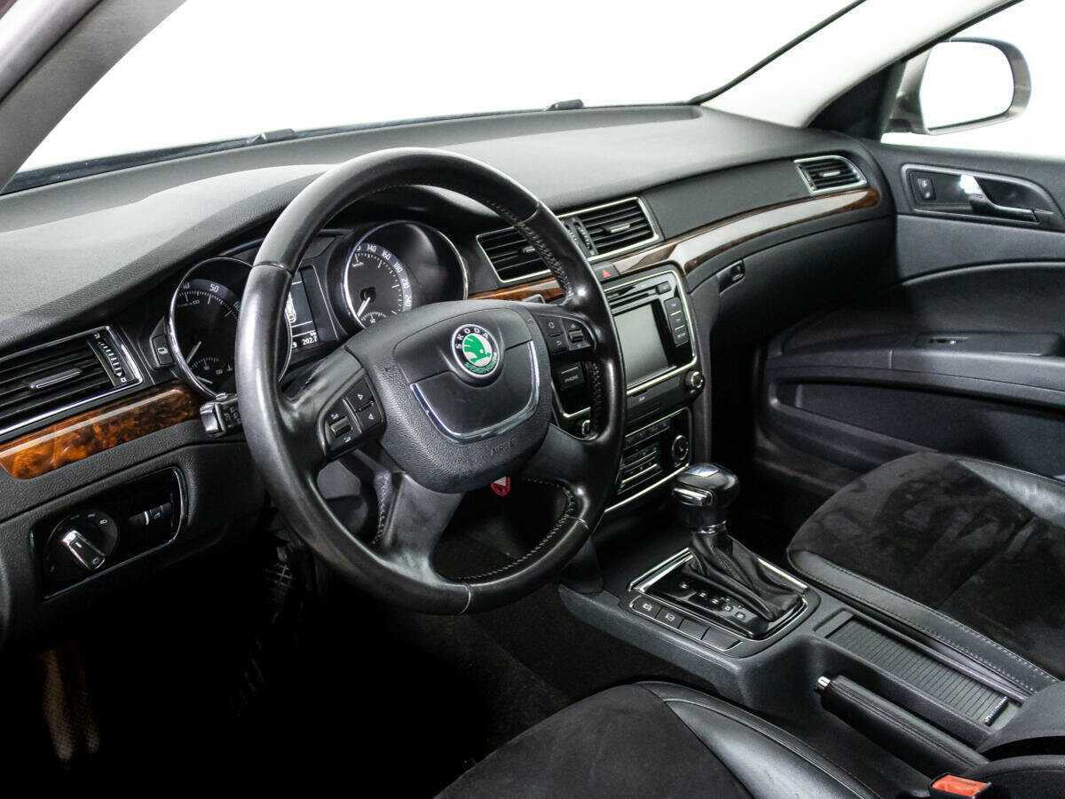 Skoda Superb с пробегом — 2012 год. Фото: #10