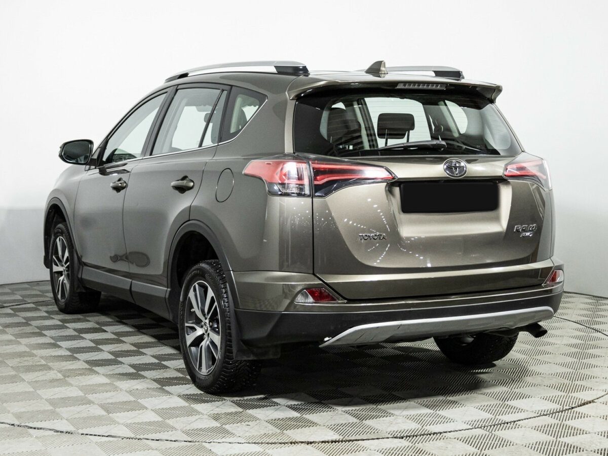 Toyota RAV4 с пробегом — 2017 год. Фото: #6