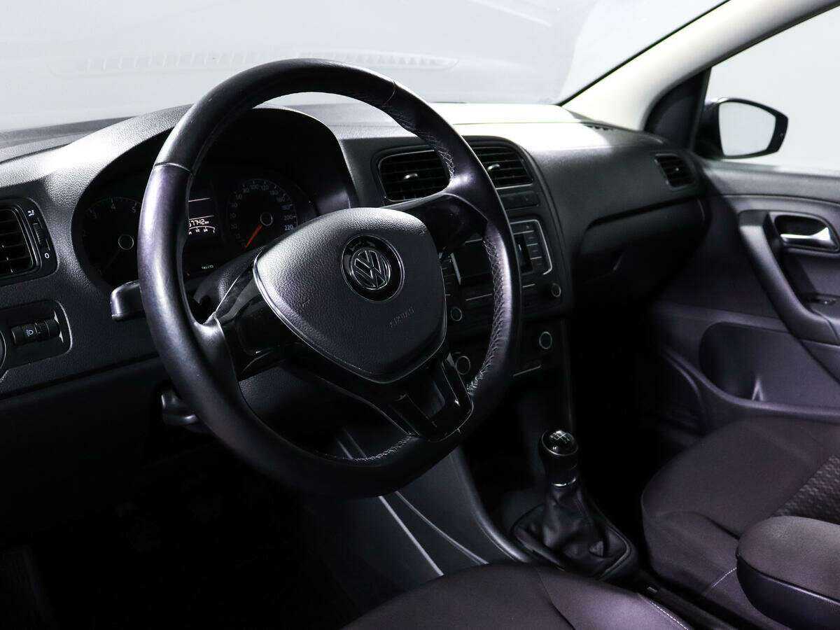 Volkswagen Polo с пробегом — 2016 год. Фото: #10