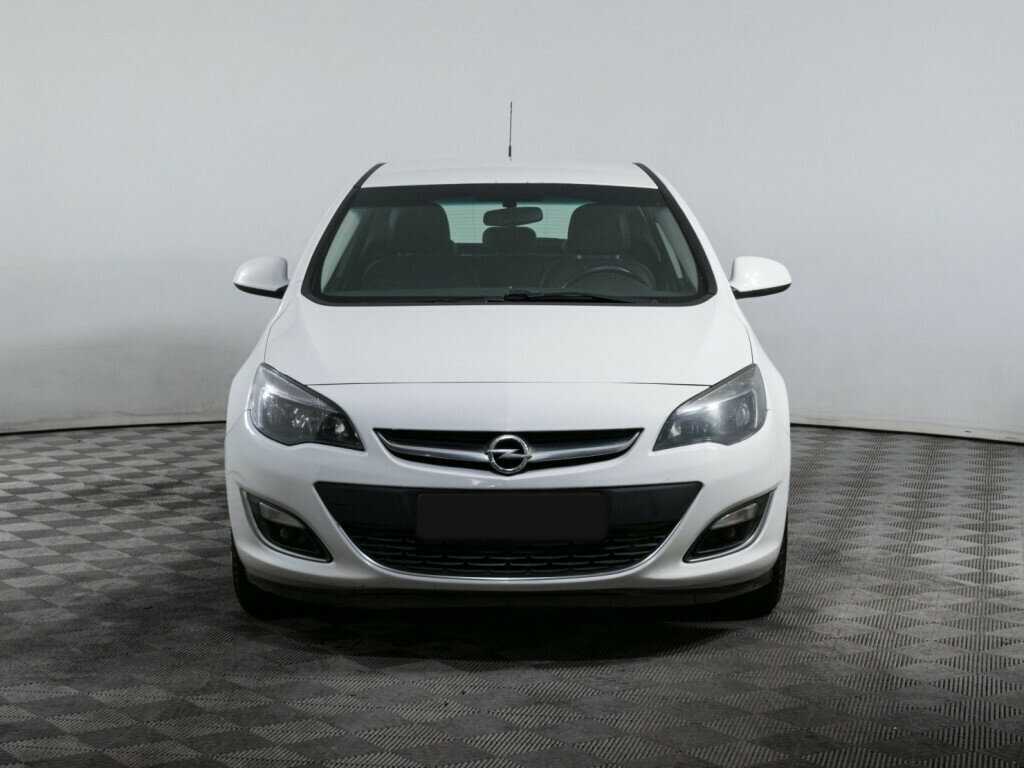 Opel Astra с пробегом — 2013 год. Фото: #1
