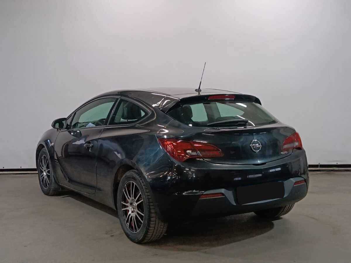 Opel Astra с пробегом — 2012 год. Фото: #6