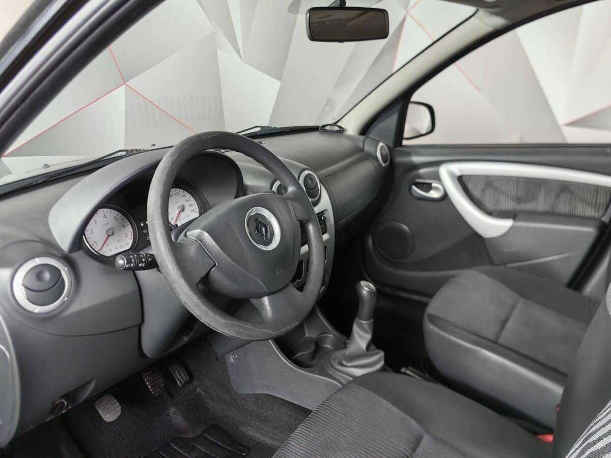 Renault Sandero с пробегом — 2013 год. Фото: #10