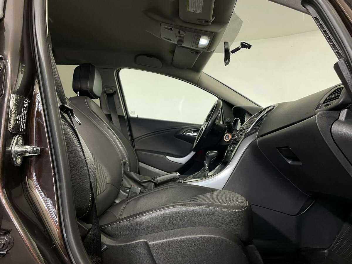 Opel Astra с пробегом — 2012 год. Фото: #13