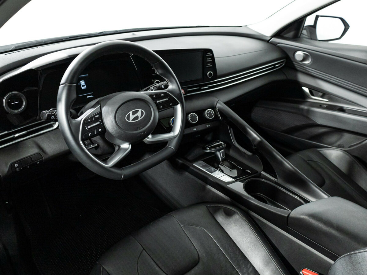 Hyundai Elantra с пробегом — 2023 год. Фото: #9