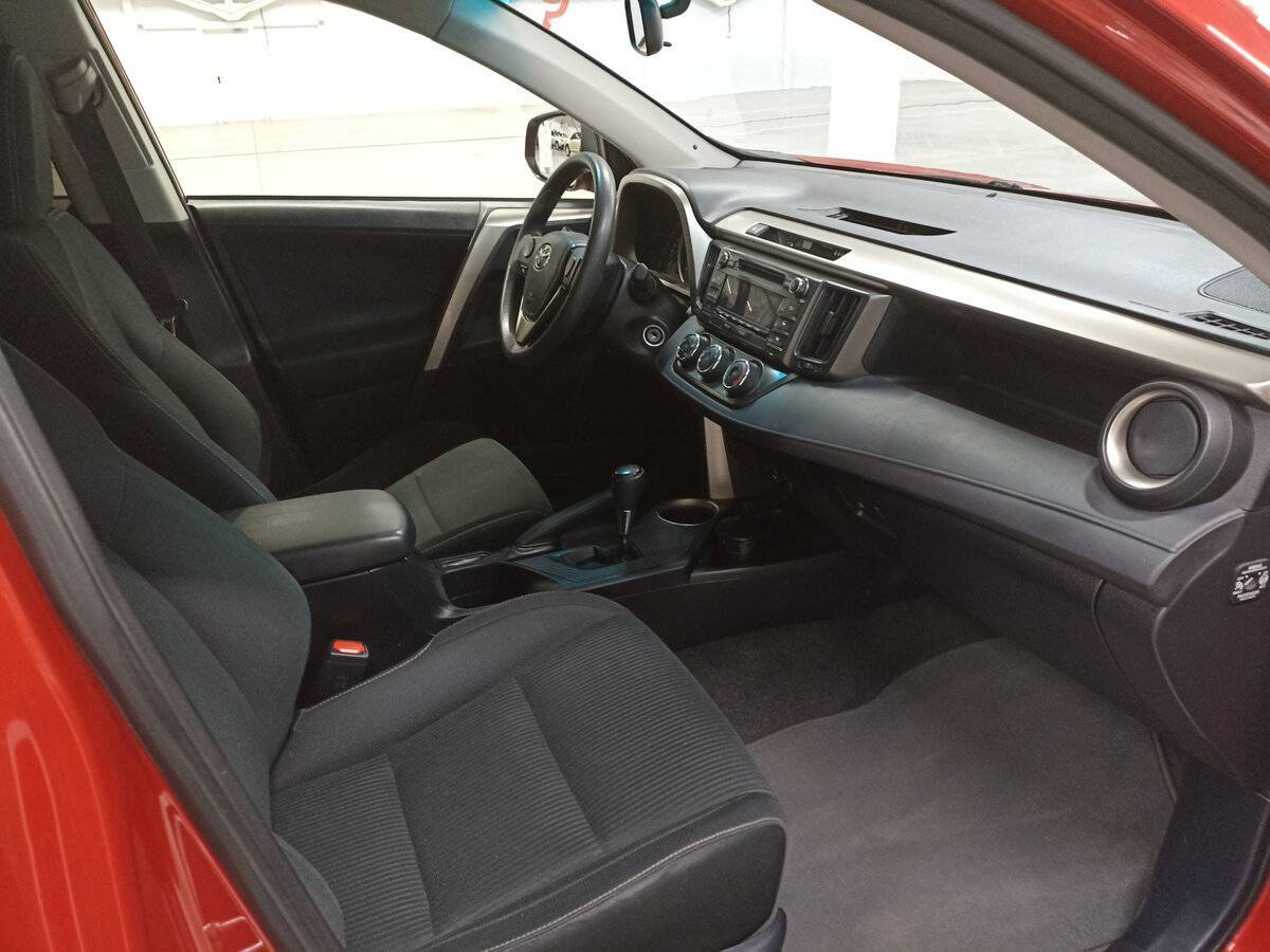 Toyota RAV4 с пробегом — 2014 год. Фото: #9