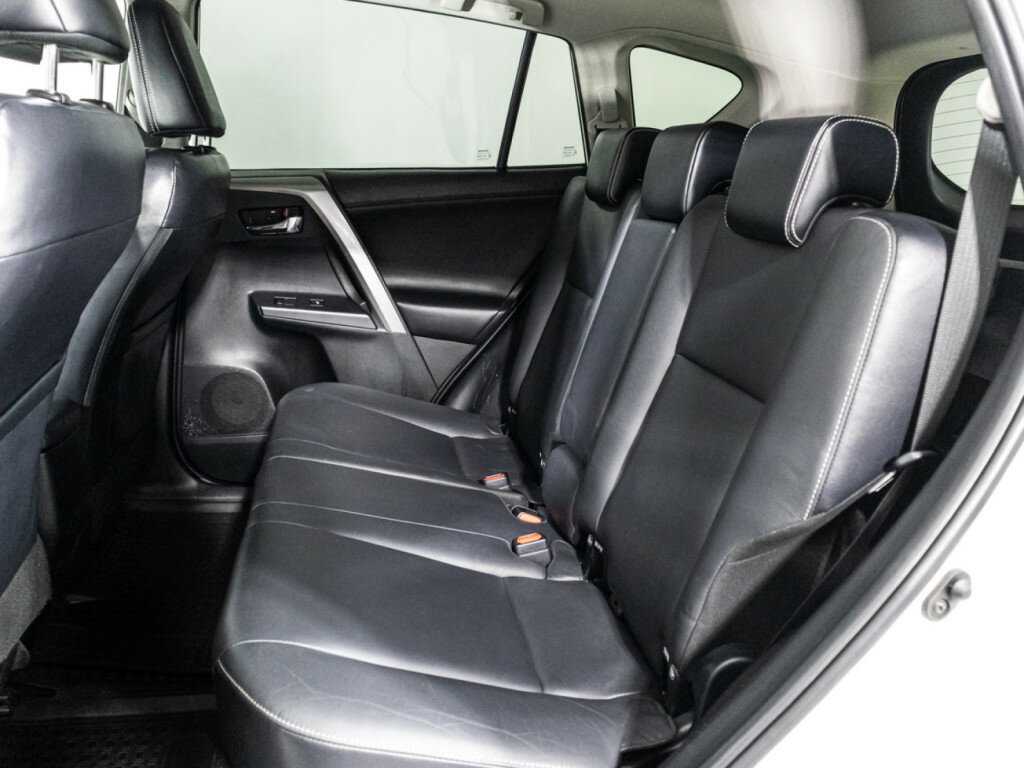 Toyota RAV4 с пробегом — 2017 год. Фото: #9