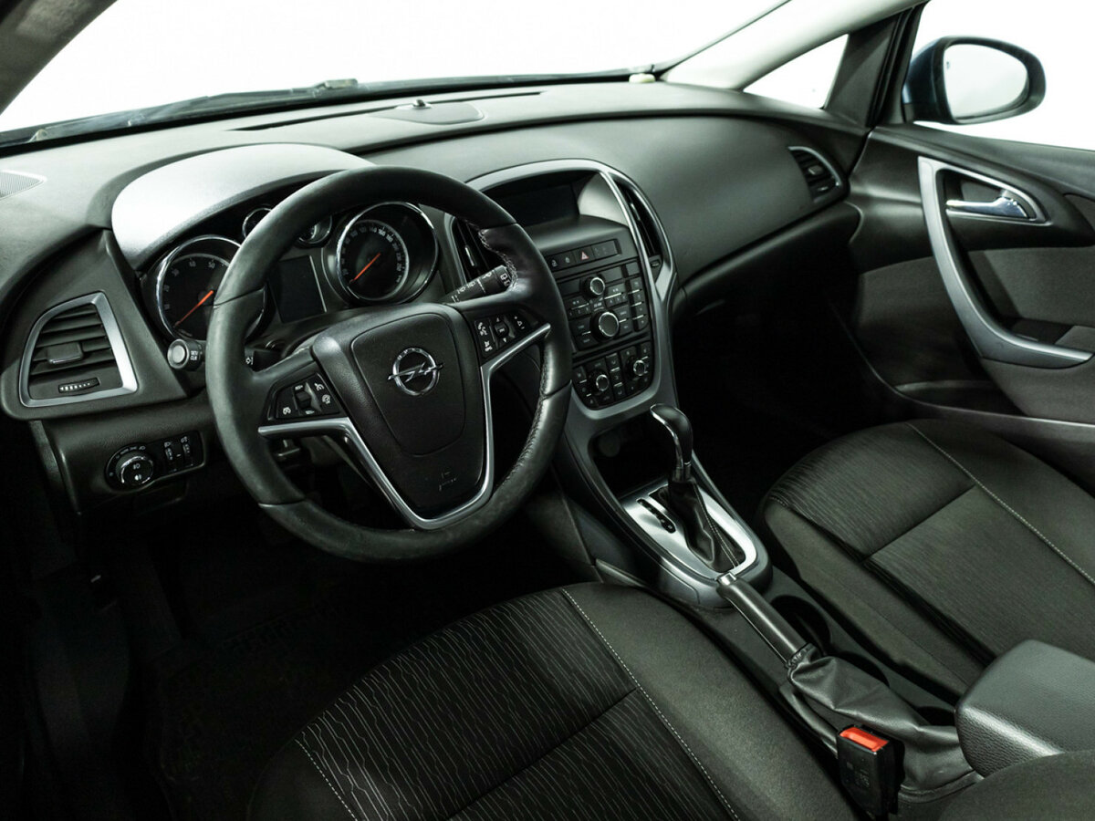 Opel Astra с пробегом — 2013 год. Фото: #10