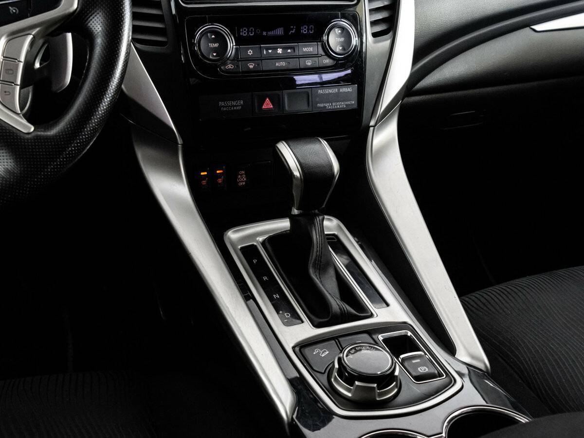 Mitsubishi Pajero Sport с пробегом — 2017 год. Фото: #9