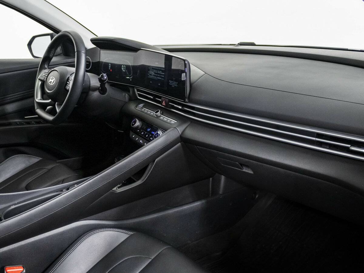 Hyundai Elantra с пробегом — 2023 год. Фото: #5