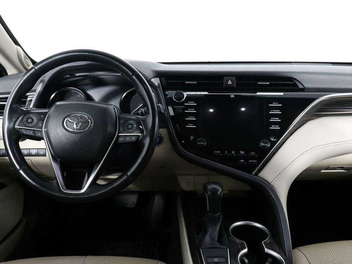 Toyota Camry с пробегом — 2018 год. Фото: #9