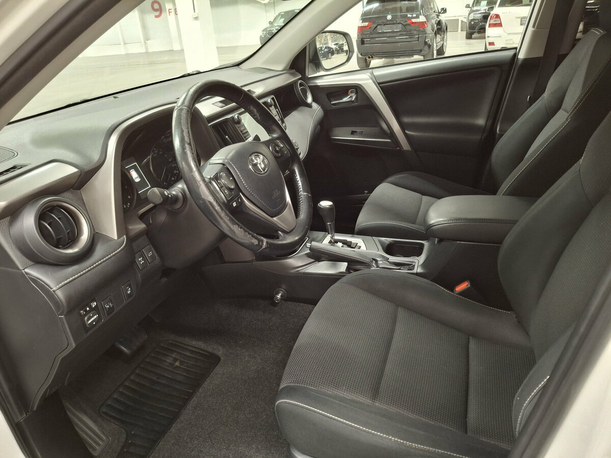 Toyota RAV4 с пробегом — 2016 год. Фото: #14