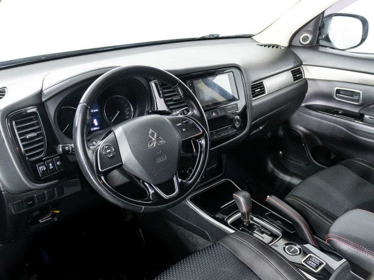 Mitsubishi Outlander с пробегом — 2017 год. Фото: #10