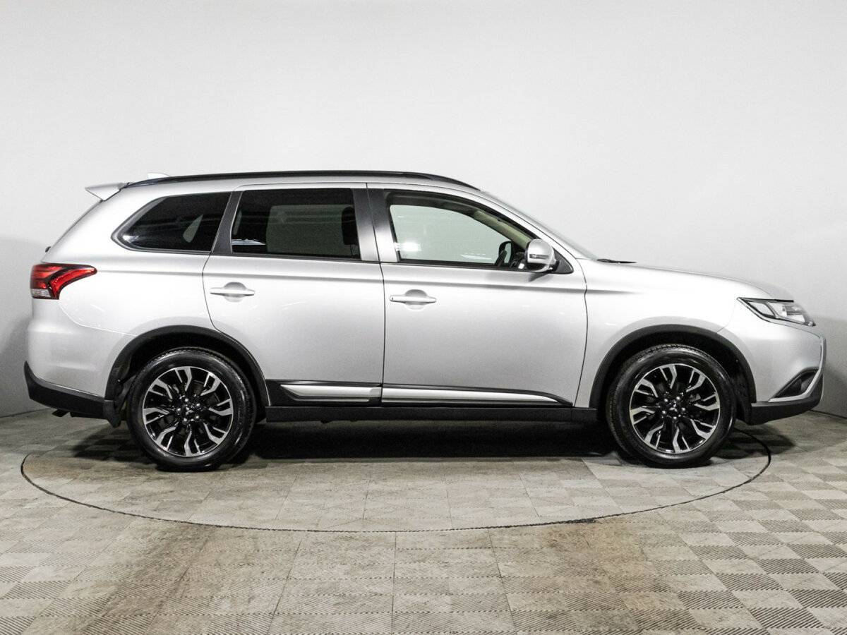 Mitsubishi Outlander с пробегом — 2022 год. Фото: #3