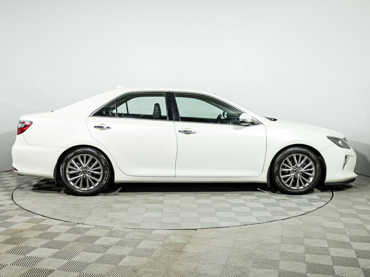 Toyota Camry с пробегом — 2017 год. Фото: #3