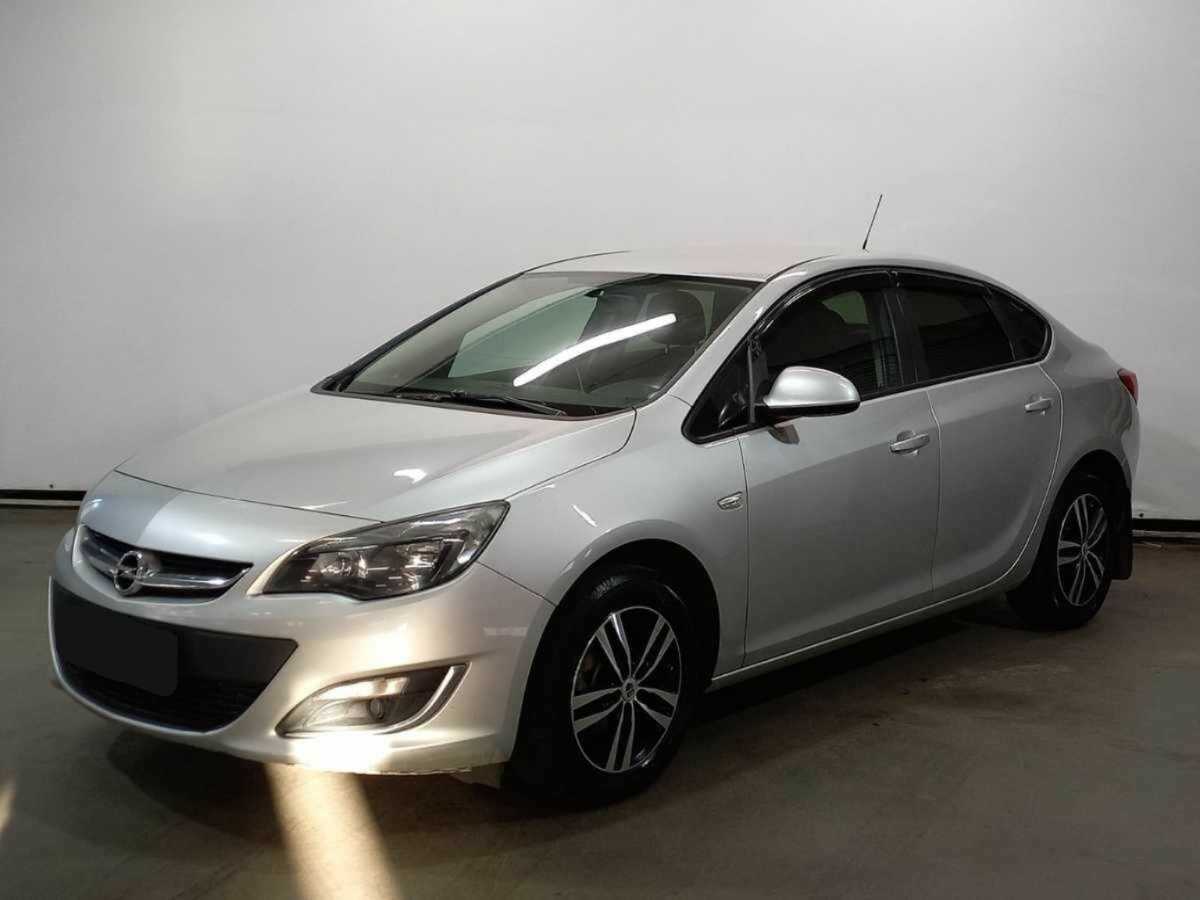 Opel Astra с пробегом — 2012 год. Фото: #0