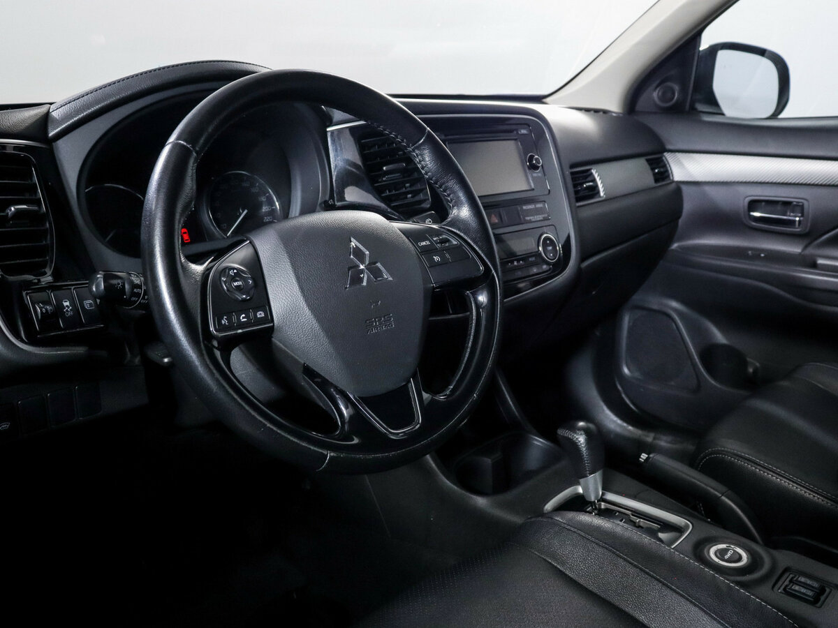 Mitsubishi Outlander с пробегом — 2015 год. Фото: #12
